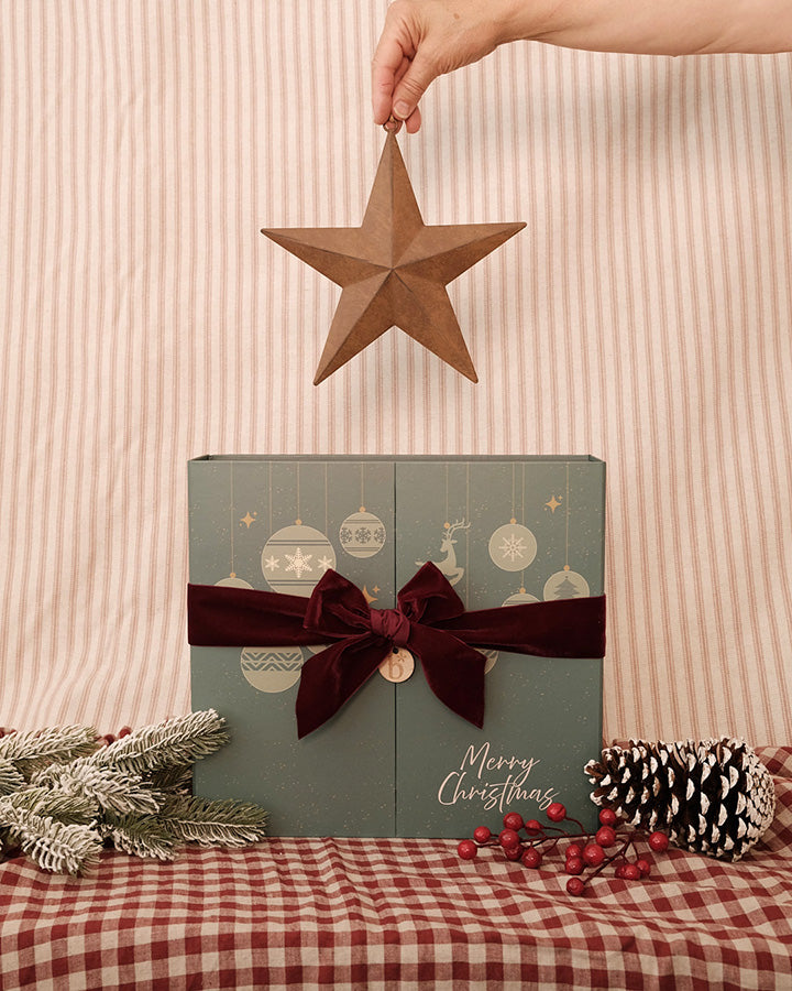 Advent calendar self care gift set from Love to b. A green box with a hand holding a star above it.